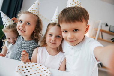 Selfie yapıyorum. Doğum gününü kutluyoruz. Bir grup çocuk gündüzleri evde birlikteler..