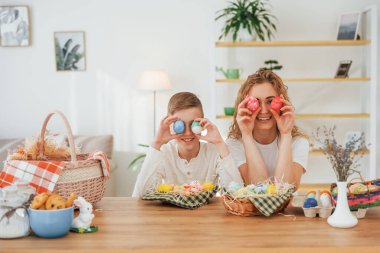 Mutlu anne ve oğul Paskalya tatillerini birlikte kutluyor..