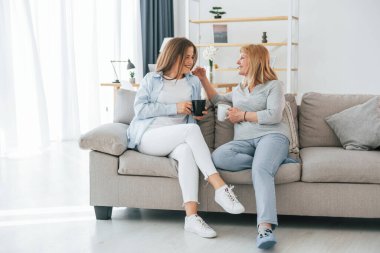 Birbirleriyle konuşuyorlar. Kadehler dolusu ellerle. Anne ve kızı evde birlikteler..