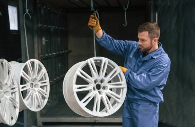 Tekerlek diski sallanıyor. Araba servisi çalışanı içeride..