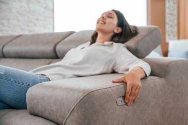 Otomatik anahtarları deniyorum. Kadın yatak mağazasını ziyaret ediyor. Rahat bir kanepe arıyorum..