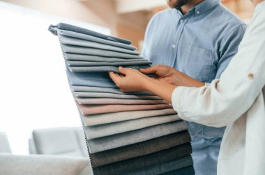 Büyük renk ve malzeme seçimi. Dükkandaki yatağı ve kanepeyi seçen çift..