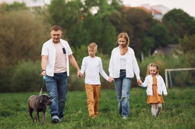 Köpekle yürü. Aile yazın birlikte hafta sonlarını dışarıda geçirir..