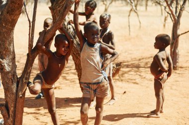 Namibya, Afrika - 14 Haziran 2021: Afrika 'daki etnik insanların çocukları açık havada.