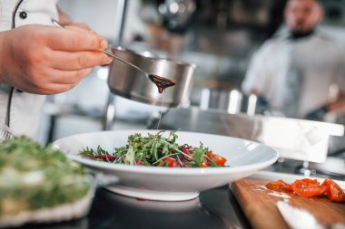 Vejetaryen salatasına yakından bak. Profesyonel aşçı mutfakta yemek hazırlıyor..