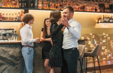 Arkadaşları partide restoranda onları izlerken çift dans ediyor..