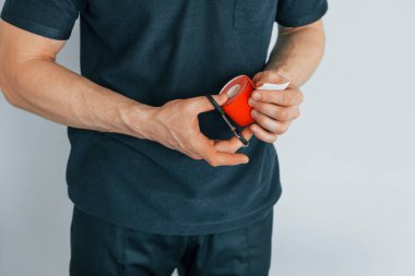 Ürünü kesmek için makas kullanmak. Profesyonel fizyoterapist içeride Kinesio bandıyla bekliyor..