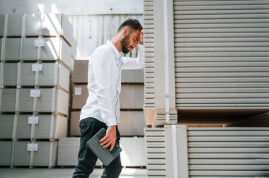 Mola verdim. Yorgun hissediyorum. Depo işçisi depoda bir sürü ürünle birlikte..