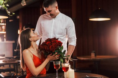 Şirin romantik çift restoranda yemek yiyor..