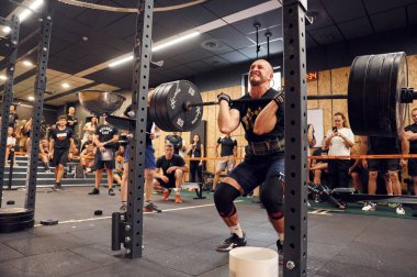 Ternopil, Ukrayna - 20 Ağustos 2022 Spor salonunda spor müsabakası. Halteri kaldırıyorum..