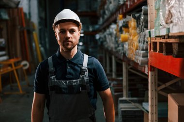 Karanlık mağazada. Üniformalı eleman depoda çalışıyor..