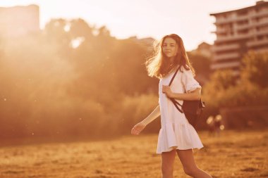 Yürüyüşe çıkmıştım. Genç kız güneşli bir günde sahada güzel bir hafta sonu geçiriyor..
