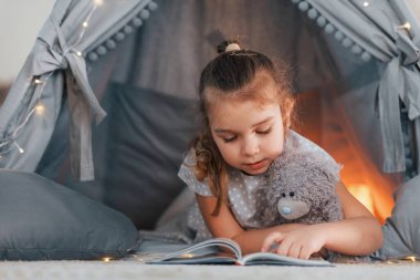 Lamba arkada. Evdeki çadırda oynayan sevimli küçük kız..