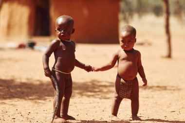 Namibya, Afrika - 14 Haziran 2021: Afrika 'daki etnik insanların çocukları açık havada. Birlikte oynuyoruz..