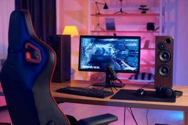 Atış oyunu başlatılmışken evde bilgisayar var. FPS sanal gerçeklik deneyimi.