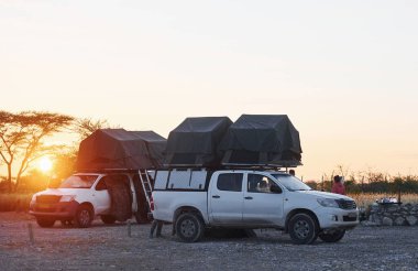 Afrika ve Namibya çöllerinde turistik arabalar.