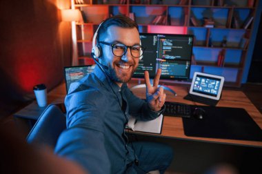 Profesyonel programcı içeride çalışıyor. Neon ışıkları.