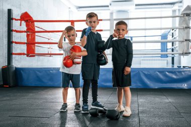 Durup kameraya poz vermek. Erkekler spor salonunda boks antrenmanı yapıyor..
