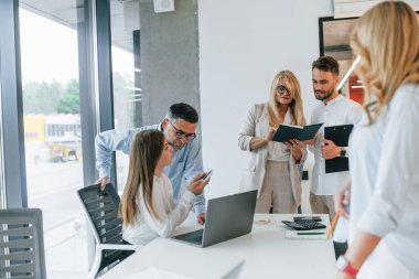 Birlik ve takım çalışması kavramı. Profesyonel iş adamlarından oluşan bir grup ofiste..