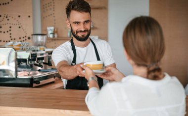 Müşteri kahveciden siparişini alıyor..