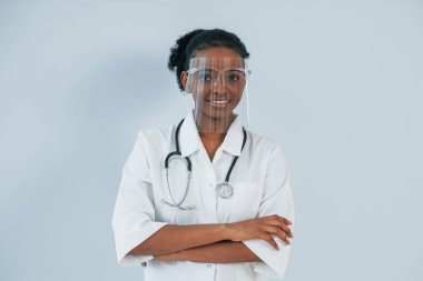 Koruyucu ekipmanlarla. Genç Afrikalı Amerikalı kadın beyaz arka plana karşı..