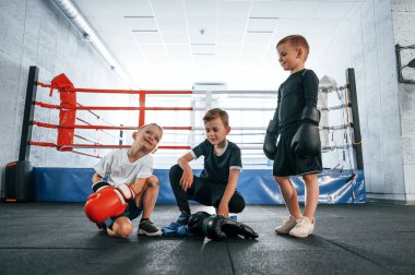 Mola veriyorum, dinleniyorum. Erkekler spor salonunda boks antrenmanı yapıyor..