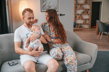 Kanepede oturuyordum. Mutlu çift ve yeni doğan oğulları evde birlikteler..