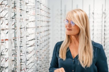 Büyük bir bardak seçimi. Kadın dükkanda..