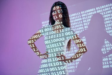 İkili makine kodu. Stüdyoda projektör neon ışıkları altında güzel genç bir kadın var..