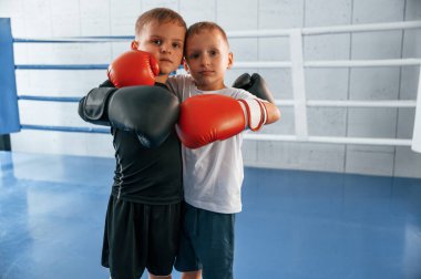 Yüzüğe. Erkekler spor salonunda boks antrenmanı yapıyor..