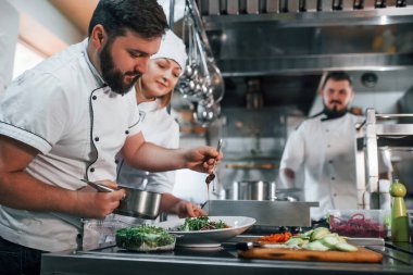 Takım salata yapıyor. Profesyonel aşçı mutfakta yemek hazırlıyor..