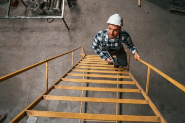 Üst Manzara. Merdivene çıkıyorum. Üniformalı fabrika çalışanı içeride..