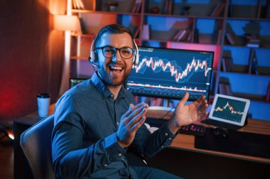 Alkışlar, başarı anlayışı. Hisse senedi tüccarı kapalı alanda bilgisayar başında çalışıyor. Değişim ve para kavramı.