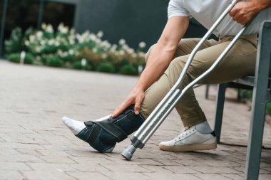 Manzarayı kapat. Koltuk değnekli adam dışarıdaki parkta. Bacağımdan yaralandı..