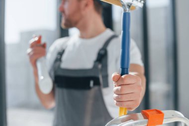 Tamirci modern odada kapalı alanda çalışıyor..