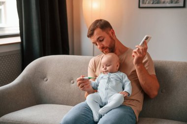 Kanepede oturuyordum. Yeni doğmuş bebeğiyle baba içeride. Bekar baba kavramı.