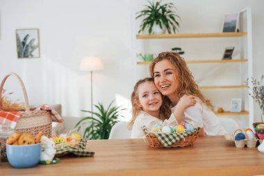 Mutlu anne ve kız Paskalya tatillerini birlikte kutluyor..
