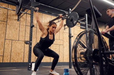 Kas kütlesi oluşturma kavramı. Schumann spor salonunda halter kaldırıyor..