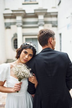 Aşk kavramı. Nişanlısıyla güzel gelin dışarıda evleniyor..