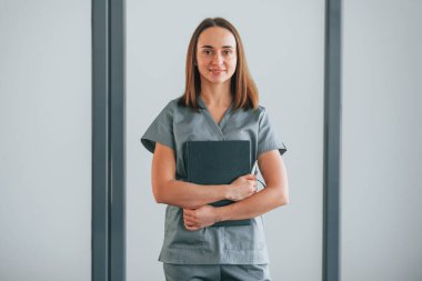 Stüdyoda duran kadın.