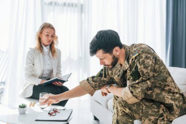 İyileşme süreci. Askerin psikologla terapi seansı var..