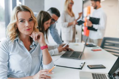 Birlik ve takım çalışması kavramı. Profesyonel iş adamlarından oluşan bir grup ofiste..