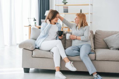 Birbirleriyle konuşuyorlar. Kadehler dolusu ellerle. Anne ve kızı evde birlikteler..