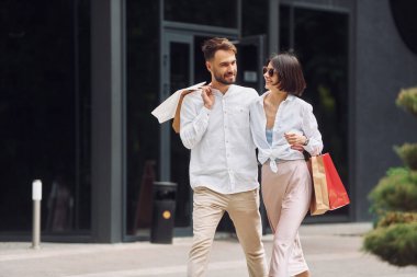 Konuşmak ve harika bir hafta sonu geçirmek. Güzel bir çift gün içinde dışarıda alışveriş yapar..