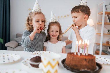 Doğum gününü kutluyoruz. Bir grup çocuk gündüzleri evde birlikteler..