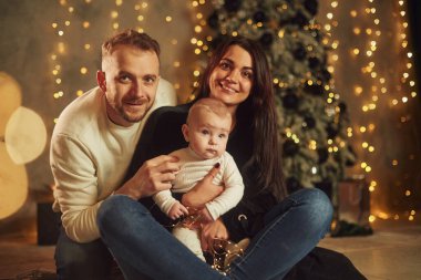 Mutlu aile içeride, yeni yılı kutluyor. Kadın ve erkek ve küçük oğlu..