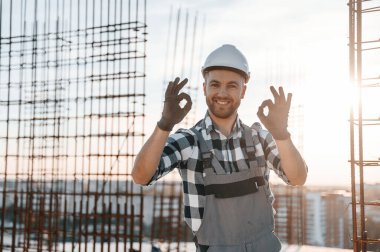 Yakışıklı adam gündüz vakti şantiyede çalışıyor..