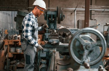 Üniformalı fabrika çalışanı içeride..