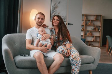 Kanepede oturuyordum. Mutlu çift ve yeni doğan oğulları evde birlikteler..