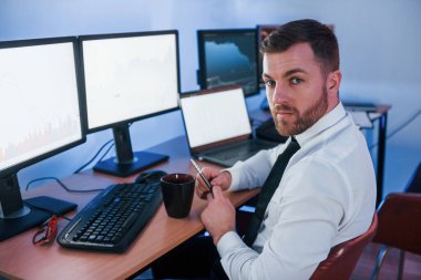 Monitörlerin çoğu. Borsa teknolojisiyle çalışan borsa simsarı..